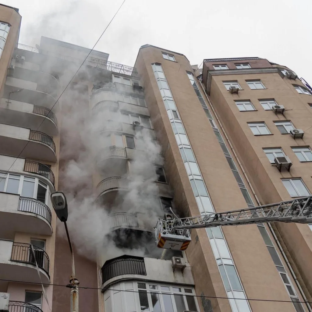 Вибух зарядної станції спричинив пожежу в житловому будинку Києва