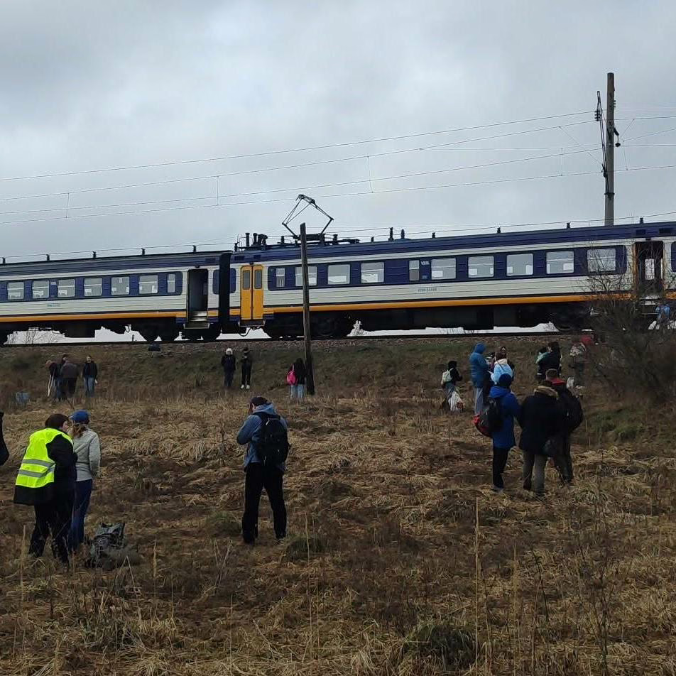 Евакуація електрички Київ – Славутич: пасажирів висадили в полі через загрозу ударів
