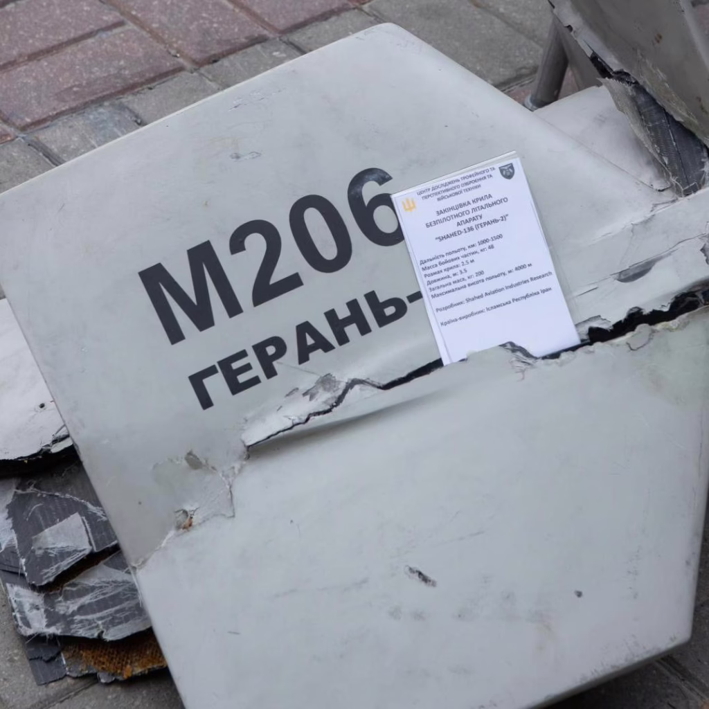 У Києві впали уламки ворожого безпілотника: без пожежі та постраждалих