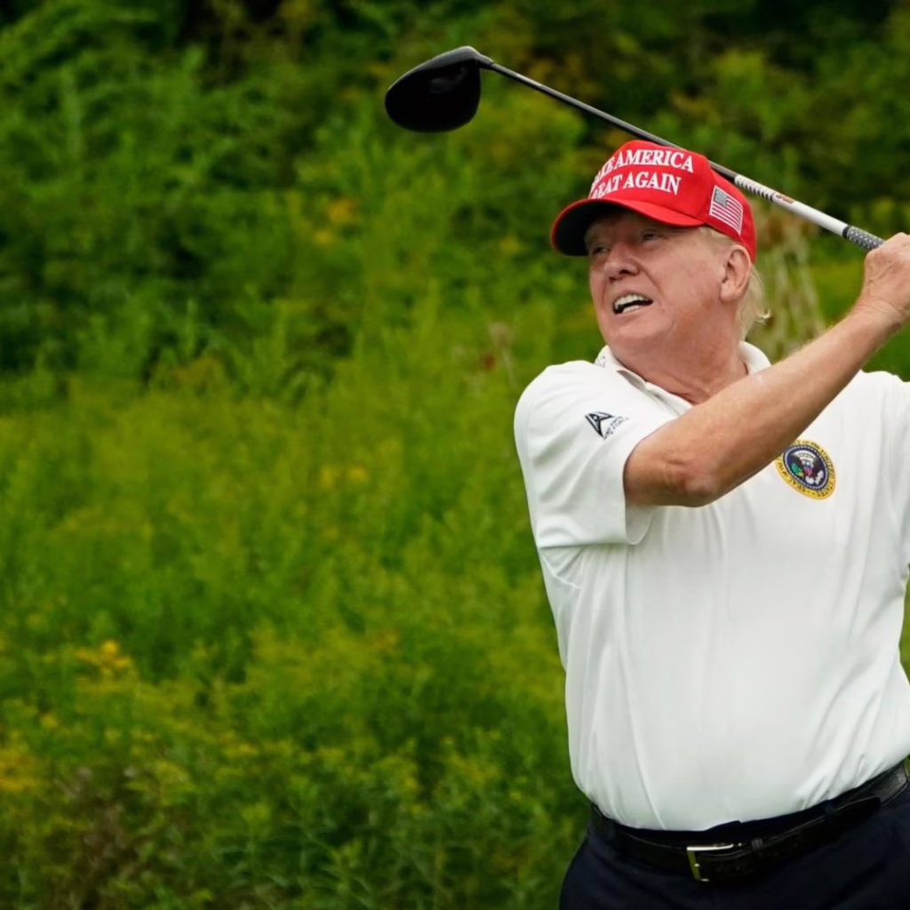 Трамп вирушив на гольф після термінової наради щодо блокування Ормузької протоки Іраном