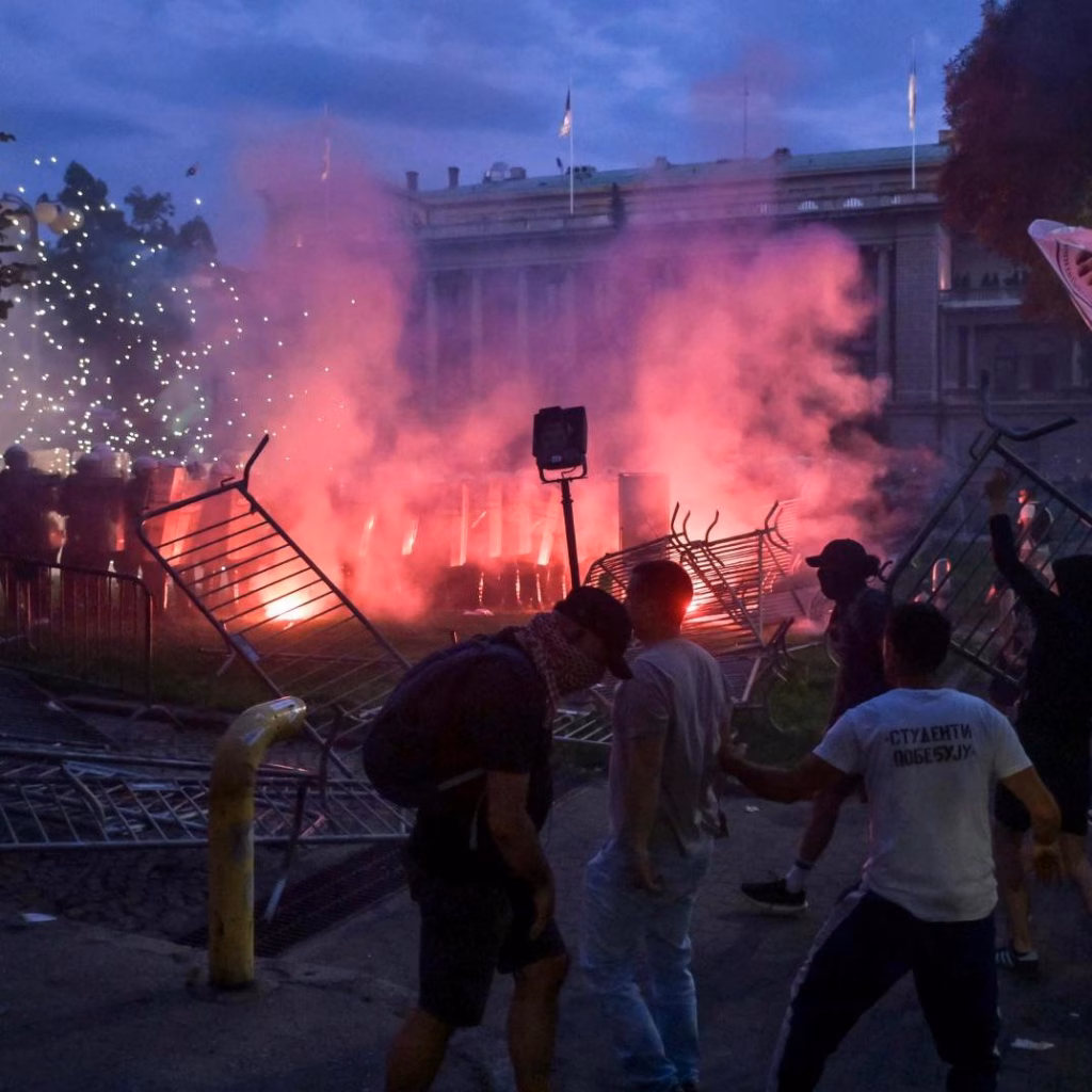 Масові сутички в Белграді: протестувальники вимагають відставки президента Сербії