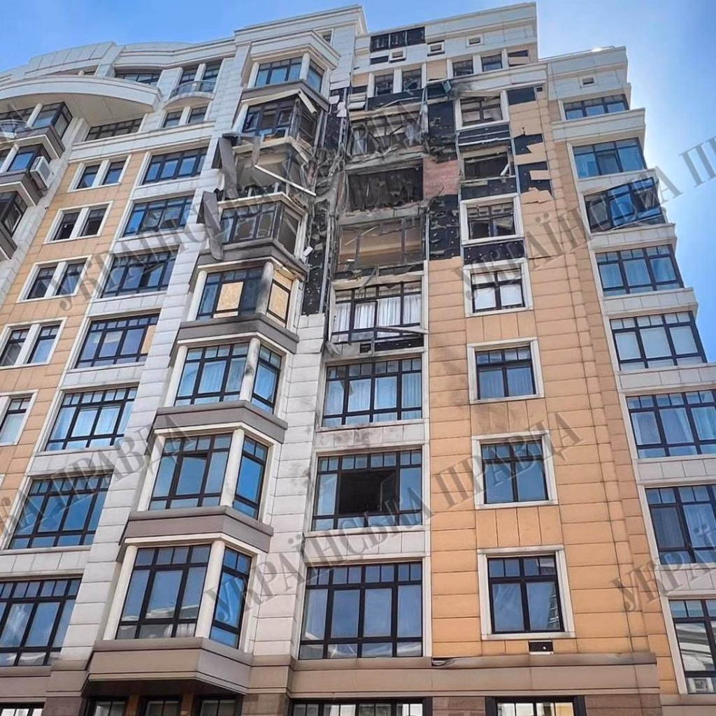 У Києві від уламків збитих цілей пошкоджено будинок на Грушевського